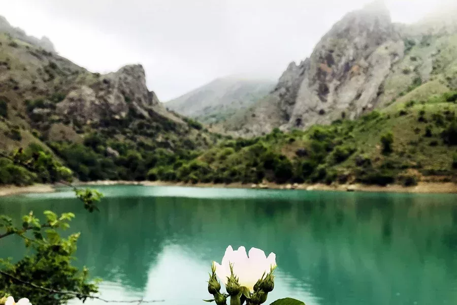 Май в горах Крыма Озеро Панагия фото