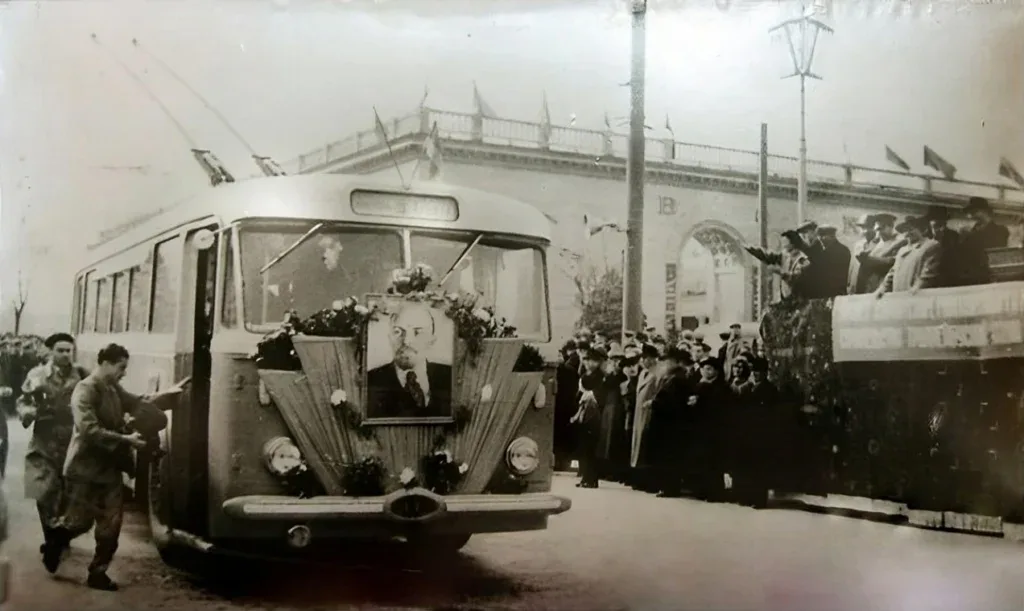 Первый крымский троллейбус выходит на линию. 1959 год 1959 троллейбус Крым