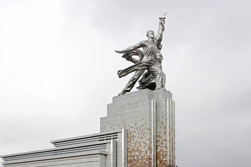 "Рабочий и колхозница" - самая знаменитая работа Мухиной Рабочий и колхозница